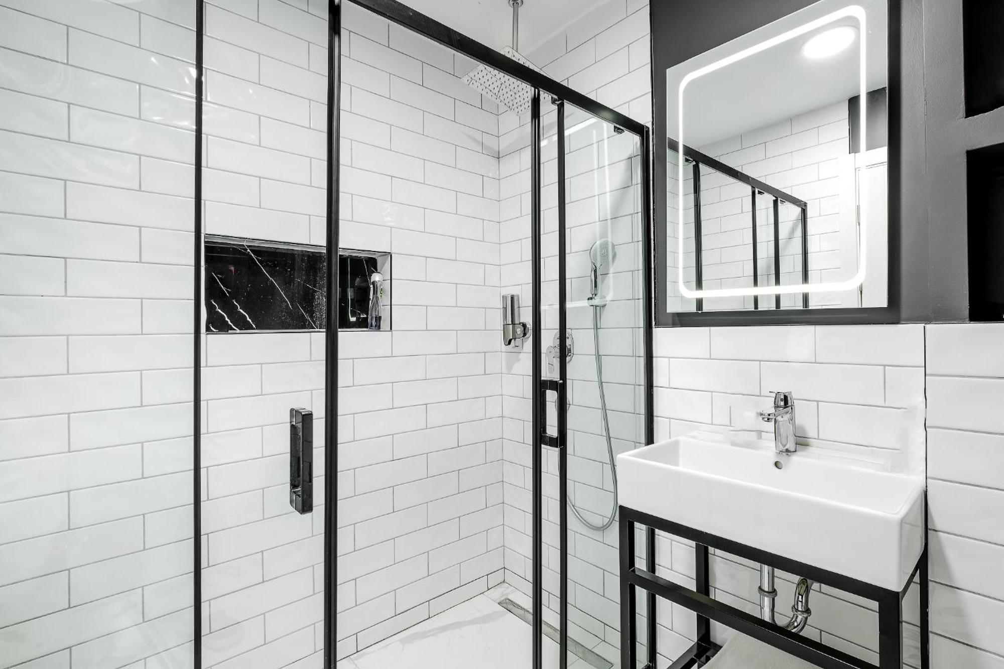 Montenegro Lodge Kavač Стая снимка A shower enclosure