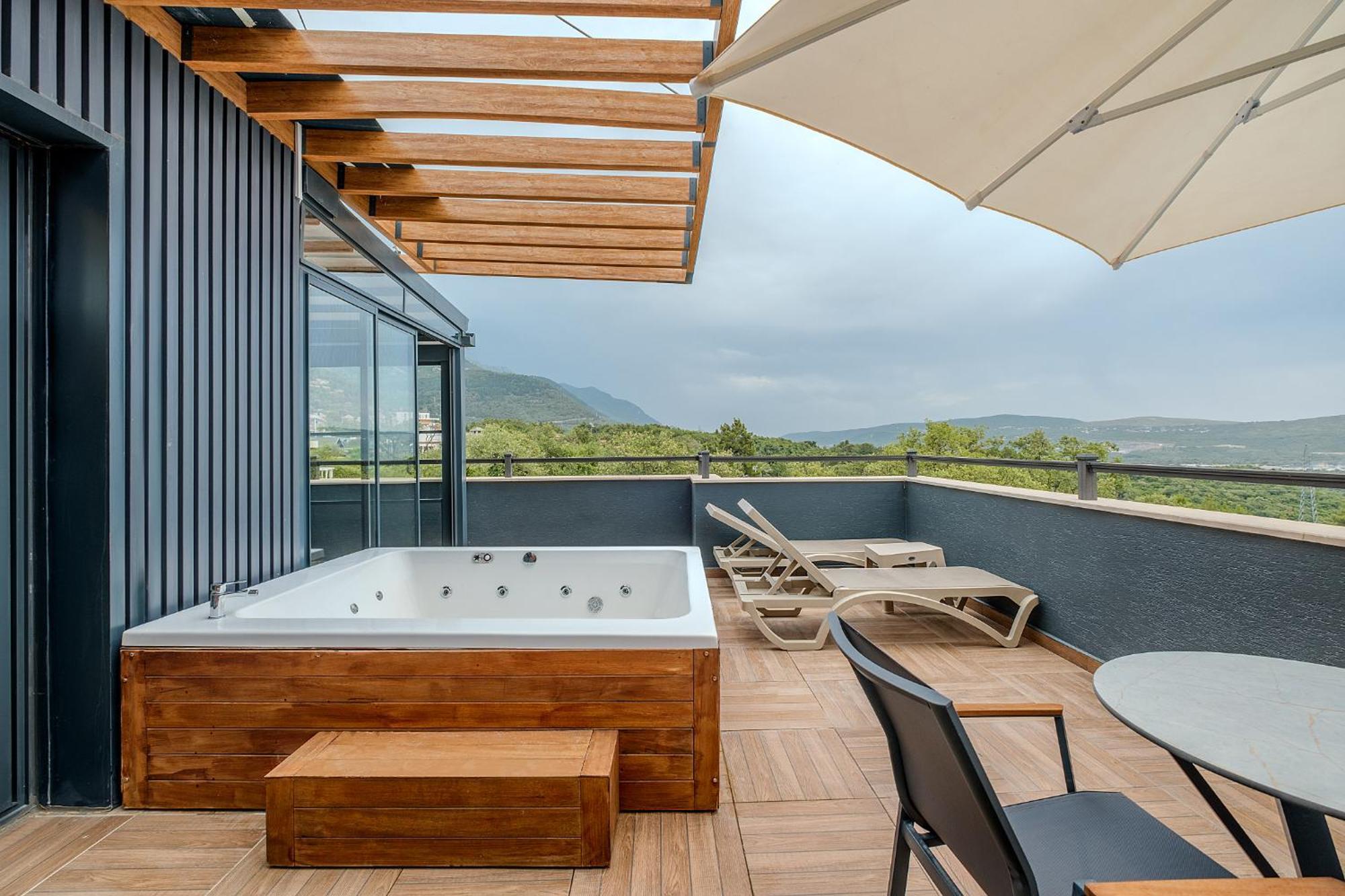 Montenegro Lodge Kavač Стая снимка Rooftop terrace with a hot tub