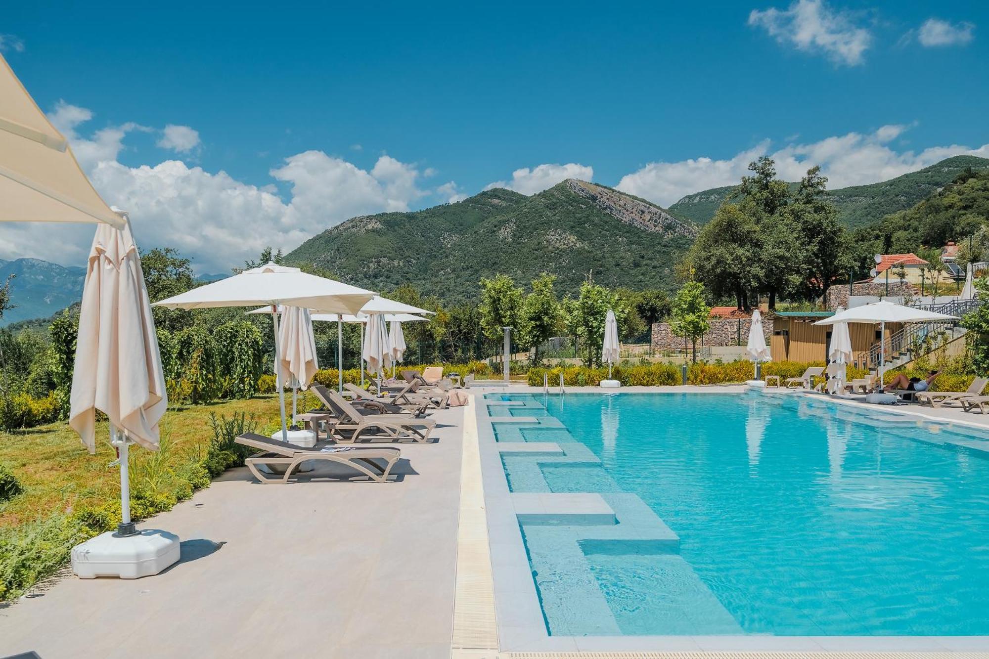 Montenegro Lodge Kavač Екстериор снимка The swimming pool at the hotel